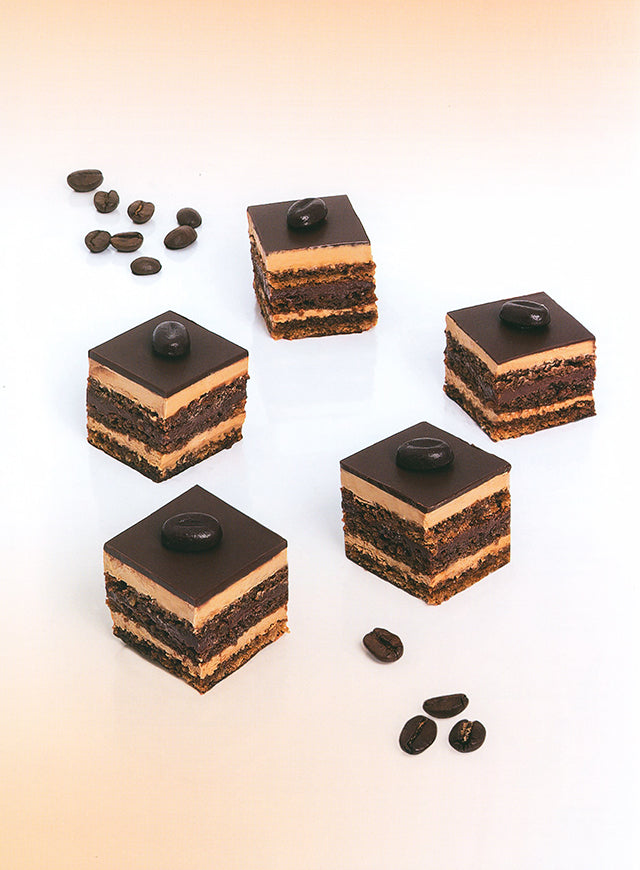Petits fours et mignardises, elegance, saveurs et tradition (フランス) 英語併記